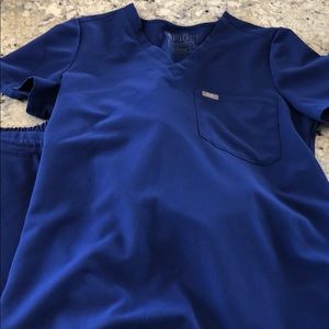 Figs Small 1 Pocket Top and 9 Pocket Bottoms Small